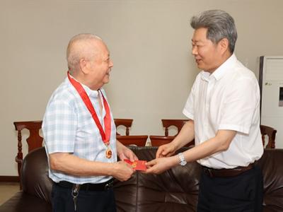 潘国华走访慰问老党员和基层党员开