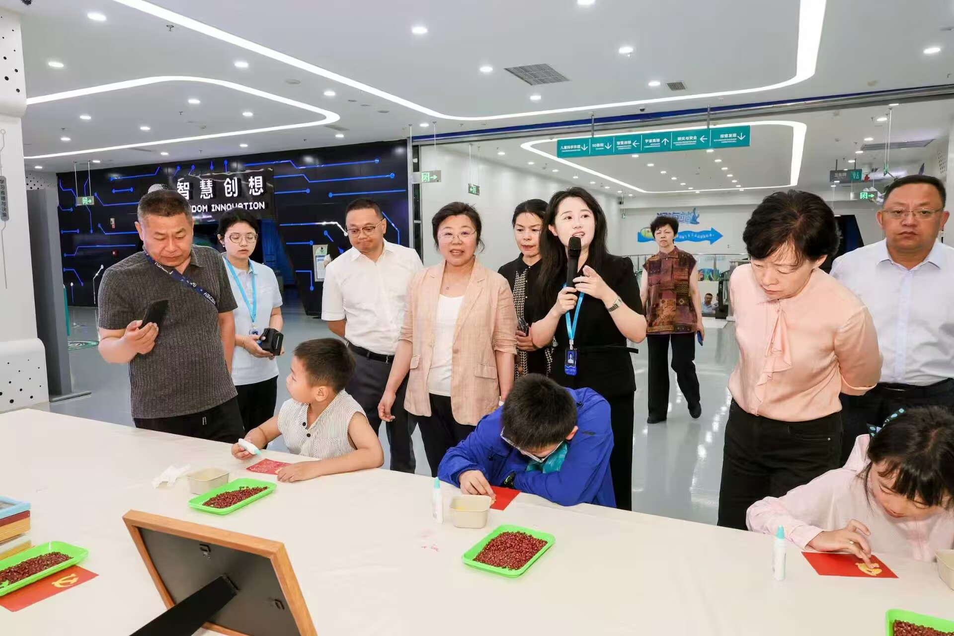 南充市人大教育科研专业组代表视察科学技术普及工作
